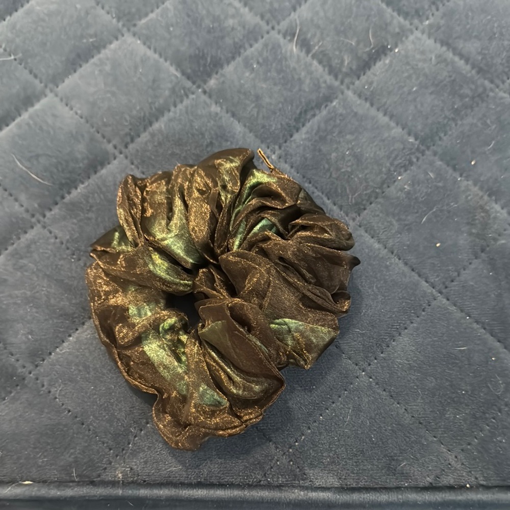 ✨Elegant Black and Green Scrunchie****FINAL MARKDOWN****